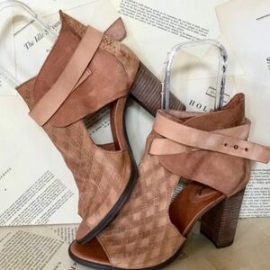 Free people textured heel scandal cut out ankle booties 9-9.5